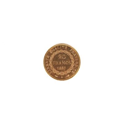 gros plan d'une pièce de monnaie sur une surface blanche avec un fond blanc