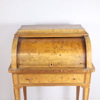 Petit secrétaire à cylindre en placage de loupe, ouvrant par… (photo 4)