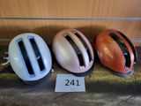 trois types de casques exposés dans une vitrine