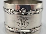 une photo en gros plan d'un bracelet en argent orné d'un monogramme