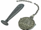 un collier orné d'une pièce et d'une cuillère