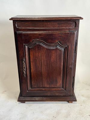 une vieille armoire en bois surmontée d'une porte