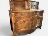 l'image d'une armoire en bois surmontée d'un miroir