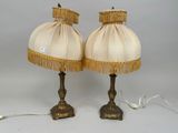 une paire de lampes avec des abat-jours à franges de chaque côté