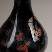 Paire de lampes à pétrole en céramique émaillée noir à décor… (photo 3)