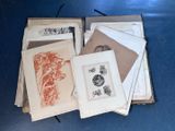 beaucoup de vieux livres posés sur une table bleue