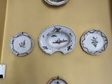 beaucoup d'assiettes accrochées au mur