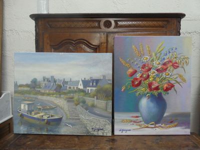deux tableaux représentant des fleurs dans un vase bleu posé sur une table