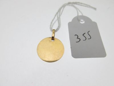 un disque d'or auquel est attachée une étiquette de prix