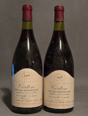 deux bouteilles de vin rouge posées l'une à côté de l'autre sur une table