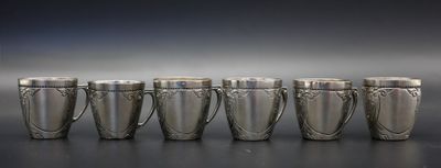 six coupes en argent sont alignées sur une table