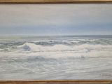 une peinture à l'huile représentant une scène de plage avec des vagues qui déferlent dans l'eau