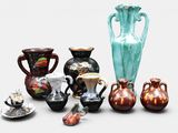 de nombreux vases différents posés sur une table