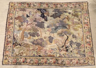 un tapis sur lequel sont représentés des oiseaux et des arbres