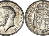 Gros plan sur une pièce de monnaie ornée d'une couronne