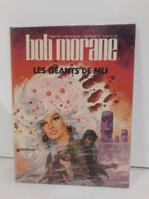 On peut voir ici la couverture du roman *Les Géants de Wu*