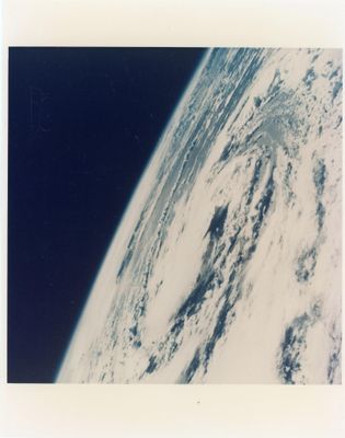 photo Polaroid d'une vue de la Terre prise depuis la station spatiale