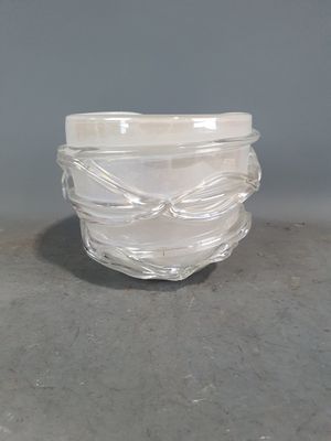 un bol blanc orné d'un nœud, posé sur une table
