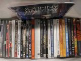de nombreux DVD dans un sac en plastique posé sur une table