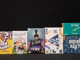 tout un tas de jeux différents posés ensemble sur la table