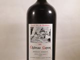 une bouteille de vin posée sur une table
