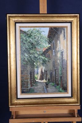 une photo d'un tableau posé sur un chevalet, avec en arrière-plan une photo d'une rue