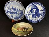 trois assiettes bleues et blanches sur lesquelles figure l'image d'un homme à cheval