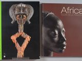 deux livres consacrés à l'art et à la sculpture africains, posés sur une surface blanche