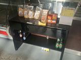 une photo d'une vitrine contenant des produits alimentaires