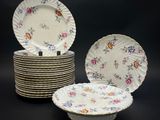 plusieurs assiettes empilées sur une table