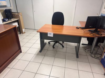 un bureau sur lequel se trouve un ordinateur, dans un bureau