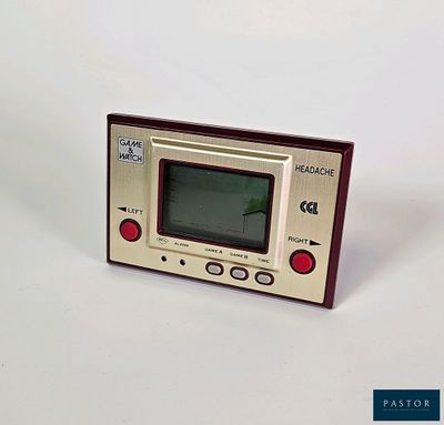 un petit appareil électronique posé sur une surface blanche