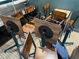 de nombreuses chaises en bois disposées dans une pièce