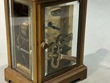 une petite horloge posée sur une table