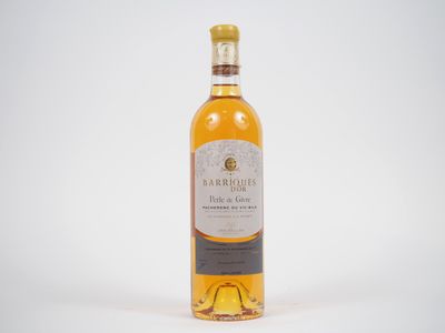 une bouteille de vin posée sur une surface blanche