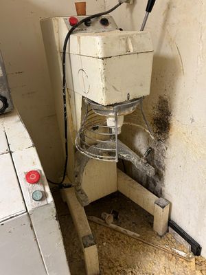 une machine à laver et un sèche-linge sales, dans un coin de la pièce
