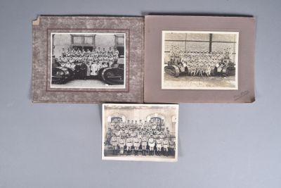trois vieilles photos en noir et blanc d'une équipe de baseball dans une pièce
