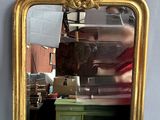 un miroir posé sur une table devant un mur