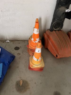 deux cônes posés par terre à côté d'une paire de chaussures