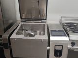 un réfrigérateur et une cuisinière dans une cuisine équipée d'appareils électroménagers en acier inoxydable