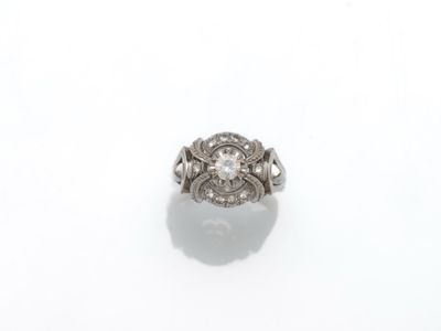 une bague en diamant et plaquée platine, signée Van Cleef