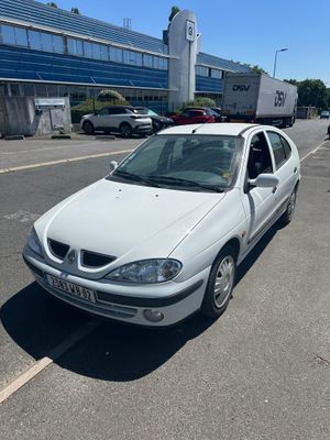 une voiture blanche garée sur le bord de la route