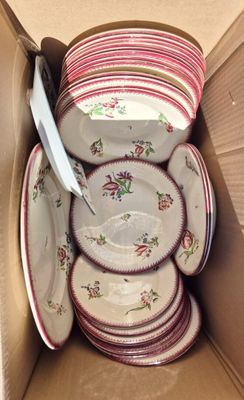 plusieurs assiettes dans une boîte contenant un couteau