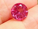 un gros plan d'une personne tenant un diamant rose dans la main