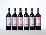 six bouteilles de vin rouge alignées sur une table