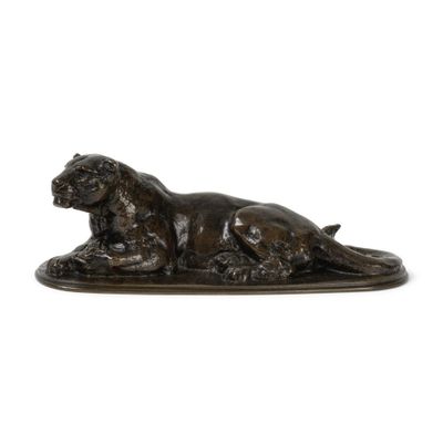 une statue en bronze représentant un chien couché sur un fond blanc