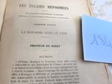 un vieux livre recouvert d'une feuille de papier