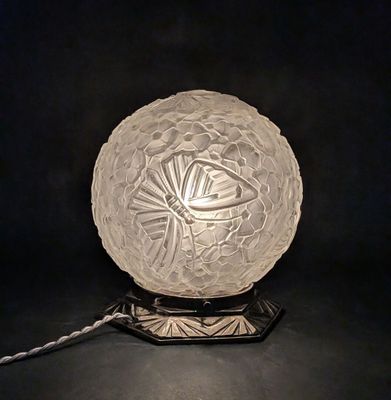 une lampe en verre posée sur une table