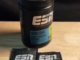 trois sachets de protéines posés sur une table à côté d'une tasse de café