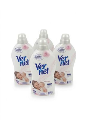 trois flacons de gel douche Veet pour bébé sur fond blanc